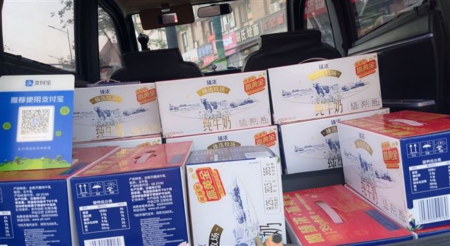 批发伊利纯牛奶20元1箱，开封区内5箱起送，先到先得！
