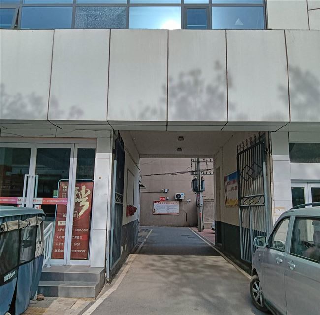 中套二楼。临西环路黄金公寓对门